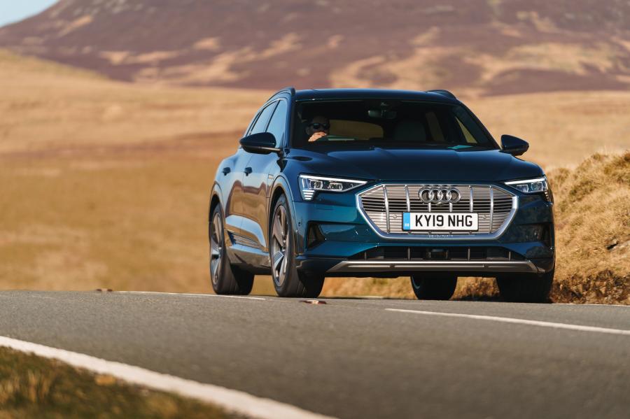 Audi e-tron 55 Quattro 2019 года  (UK) (фото 26 из 40)